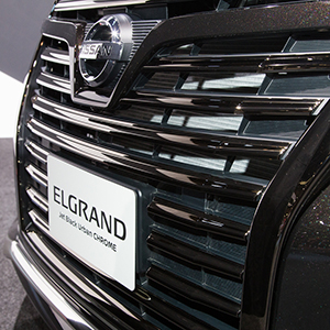 エルグランドの特別仕様車「Jet Black Urban CHROME」とは?