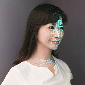 顔に光線？一体なにをしているところでしょうか？