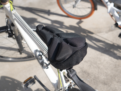 空気の力でクッション性能が激変！ お尻にとっても優しいサドルカバー｢通勤快尻｣を試してみた