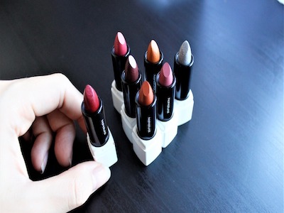 「リップ使い切れない問題」を解決！ 1本3役のミニマルなスティックがポーチを軽くしてくれたよ | ROOMIE（ルーミー）