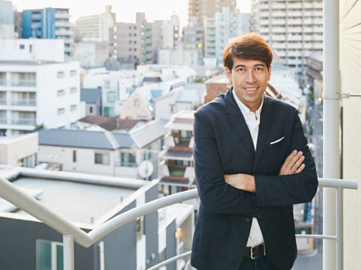 ラジオDJ・ナレーターなどで活躍するサッシャさんに聞く、「個人力」を高める方法