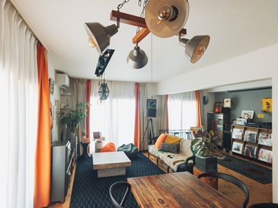 イデーのコートハンガーはスツールとしても使えちゃう！ 何だか