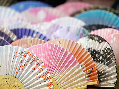 自己表現にうってつけ。粋な扇子の使い方