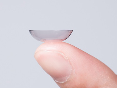 新発想!自動調節するコンタクトレンズが登場したとは…