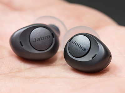 見た目は普通の完全ワイヤレス。でもこれ実は聴力を強化してくれるのです