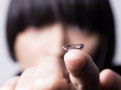 「紫外線で色が変わるコンタクトレンズ」が未来すぎた