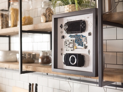 な、懐かしい…! 携帯ゲーム機「PSP2000」が額装アートのGRIDになったよ