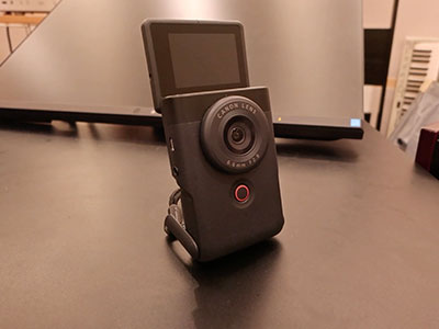 アーティストとギズモード、それぞれがPowerShot V10を使ってVlogを撮影してきました