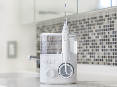 “糸”ではなく“水”で落とす新習慣。X型水流の口腔洗浄器「ソニッケアーパワーフロッサー3000」