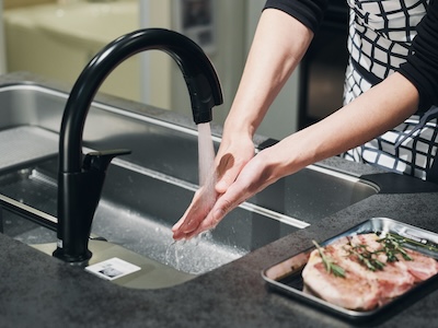 タッチレス水栓はガジェットだ。蛇口の交換だけで料理や皿洗いがこんなに快適になるとは