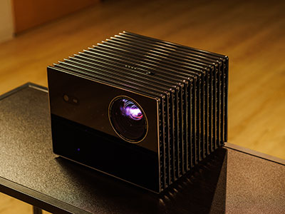 三つ折り小型プロジェクター｢Aurzen Zip｣。コンパクトが正義“ではない