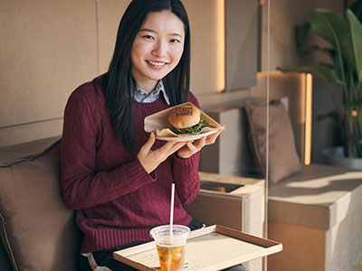 小澤杏子さんが日産「GREEN LOUNGE」で体験するEVの未来