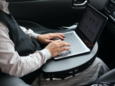 クルマを快適な仕事部屋にする便利ツール、活用法とは？