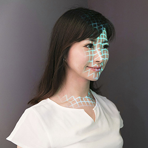 顔に光線！一体何をしているところでしょうか？