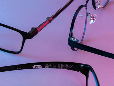第一印象はスタイリッシュ、じっくり見たらスター・ウォーズデザインのメガネが登場