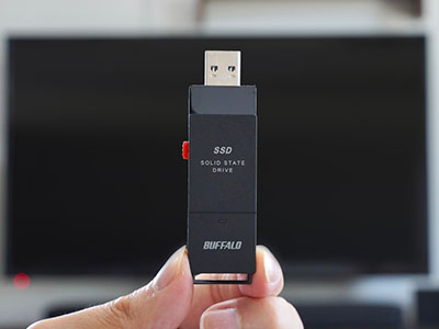 このスティックSSDを挿すだけでテレビの録画機能が使えます