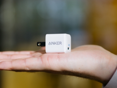 iPhoneのアレと同じサイズ、でもパワーは4倍。Ankerの充電アダプターがギズ屋台に新入荷