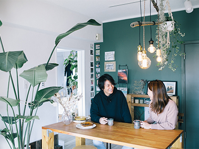 グリーンの壁が印象的なリノベ済み賃貸に住む２人。実はちょっとした夢があるのだとか…