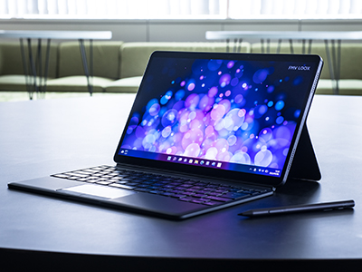 PCに必要なものを最小単位でまとめればこんなに軽くなる。これが2 in 1の現在地「FMV LOOX」