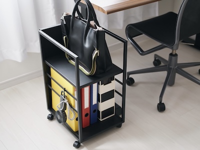 デスク下のデッドスペースの収納術。目隠し付きのワゴンがすごくいい