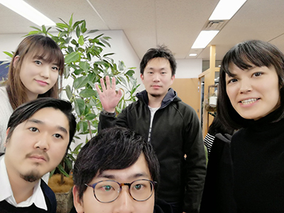 ライフハッカー編集部で恥じらいながらセルフィーしました