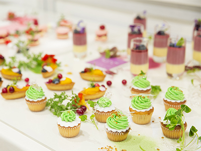 色とりどりのスイーツが食べられる場所は？