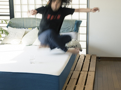 飛び乗っても振動を伝えない「コアラ・マットレス」って？