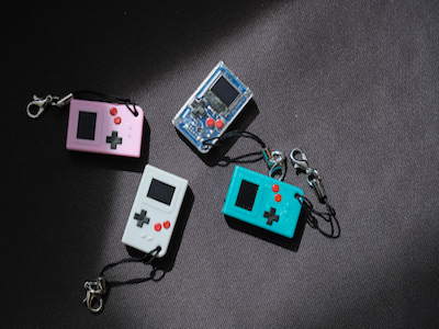 【ギズ屋台】キーホルダーだと思った？親指サイズのゲーム機｢Thumby｣はテトリスとかできます