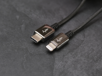 お急ぎかい？ならAvierのUSB-C＆Lightningケーブルで急速充電していきな！