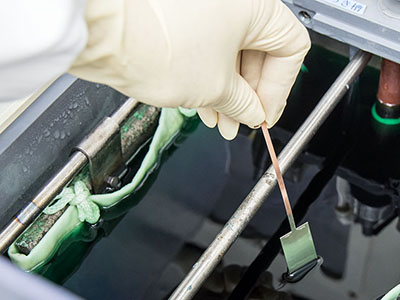 スマホコネクターの貴金属めっきシェア7割。日本企業が世界で存在感を高める理由