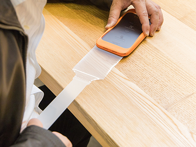 伝説の男が持ってきたツールでiPhoneにガラスフィルムを貼ってます