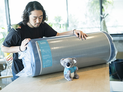 オーストラリアで人気のマットレスを、夫婦に試してもらいました