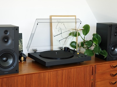 テレビ不要でYouTubeも見れる！ ポータブルプロジェクター「HOTACK T03