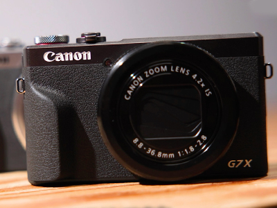 見た目完全にカメラ！ iPhone 16 Proをレトロなカメラにするケース