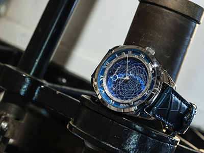 この時計には500以上の星が描かれている