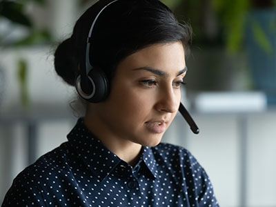 “コールセンターつながらない問題”を検索の力で根本から解決する「Helpfeel」