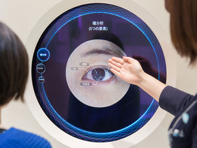 表参道のコンタクトレンズ専門店がハイテクだった