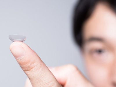 世界初の「光を調節するコンタクトレンズ」とは?