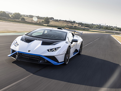 一度は乗りたいランボルギーニ。どれか一つ選ぶならウラカン STOかな