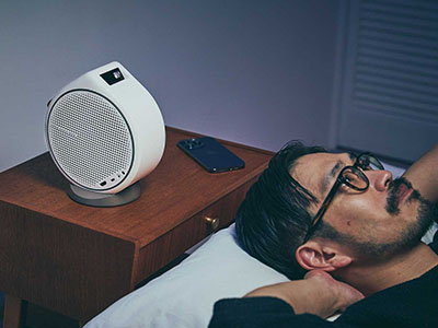 くるっと回せば天井シアターに。スマホの可能性を広げるプロジェクター「GV30」