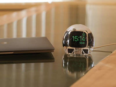 【ギズ屋台】充電中のAppleWatchがオシャレな置き時計になったら、おもしろくない？水晶玉のようなガジェット｢NightWatch｣